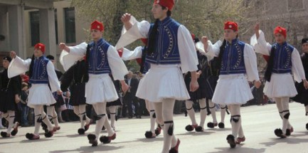 Греки в традиционной одежде