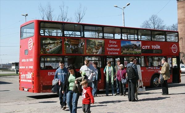 Экскурсионный красный автобус