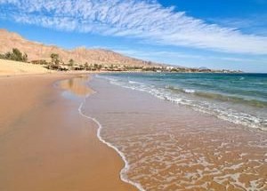 Песчаный пляж в Нувейбе