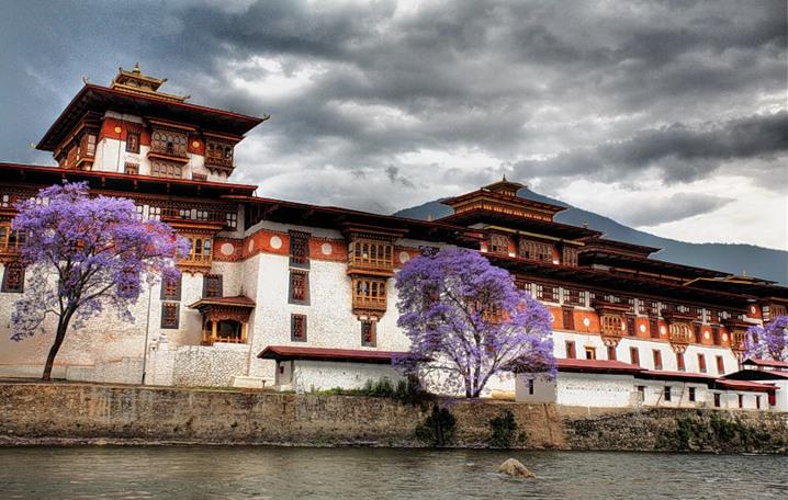 Бутан азия. Джакар-дзонг. Город Джакар бутан. Бутанский дзонг внутри. Дзонг-КЭ язык.