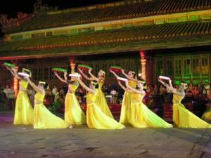 Фестиваль во Вьетнаме "Ночь в императорском дворце"