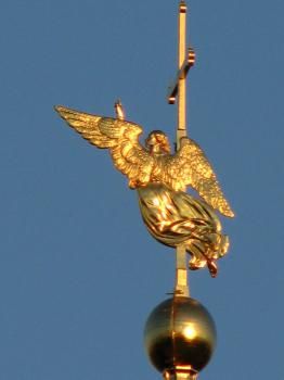 Ангел на шпиле собора