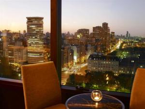 Вид из отеля на ночной Буэнос-Айрес