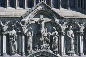 Фасад с резными фигурами монарших особ и святых