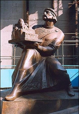 Памятник великому князю Ярославу Мудрому.